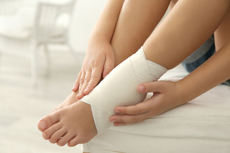 Cách băng chân đúng cách khi bị bong gân: Giảm sưng đau, hồi phục nhanh
